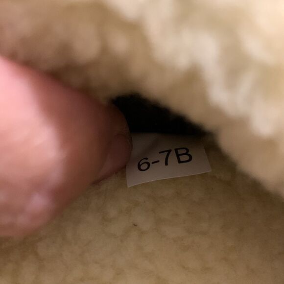 Newdenber Size 6-7 faux sheepskin slippers in tan & cream. NWOT - Picture 6 of 7